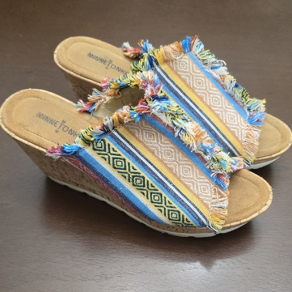 MINNETONKA Women's 11 Multicolor Wedge Sandals Fabric Pattern Fringe - Picture 1 of 7